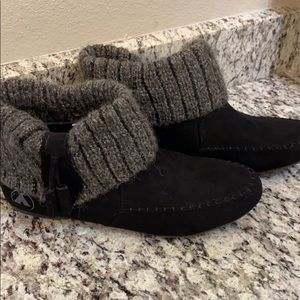 Black sweater top moccasins